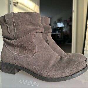 American Eagle Outfitters Women's Suede Ankle Boots size 8